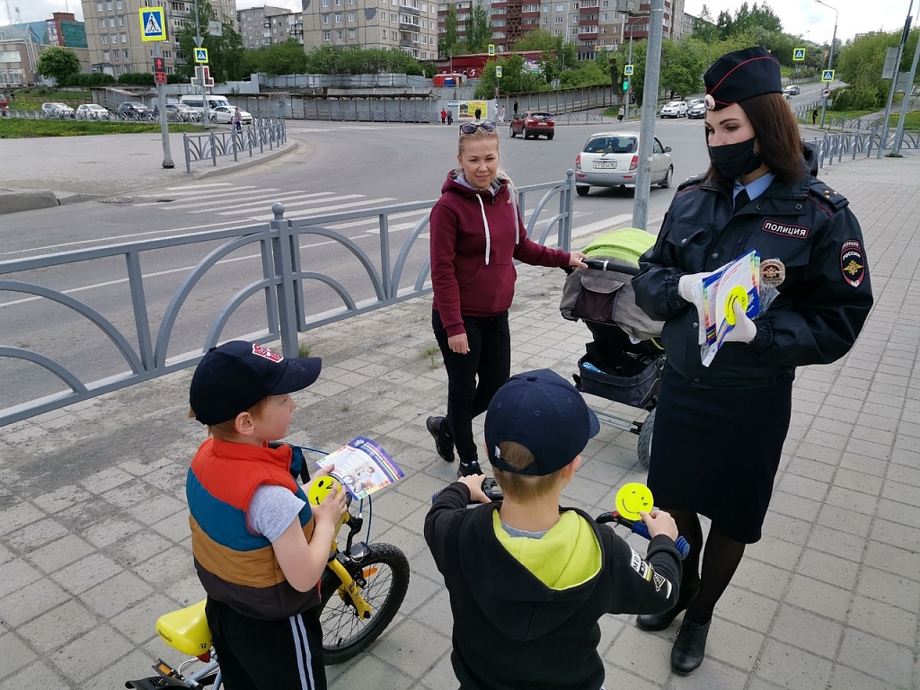 Сотрудники ГИБДД Первоуральска в рамках мероприятия «Внимание – дети!»  проводят профилактические беседы с участниками дорожного движения